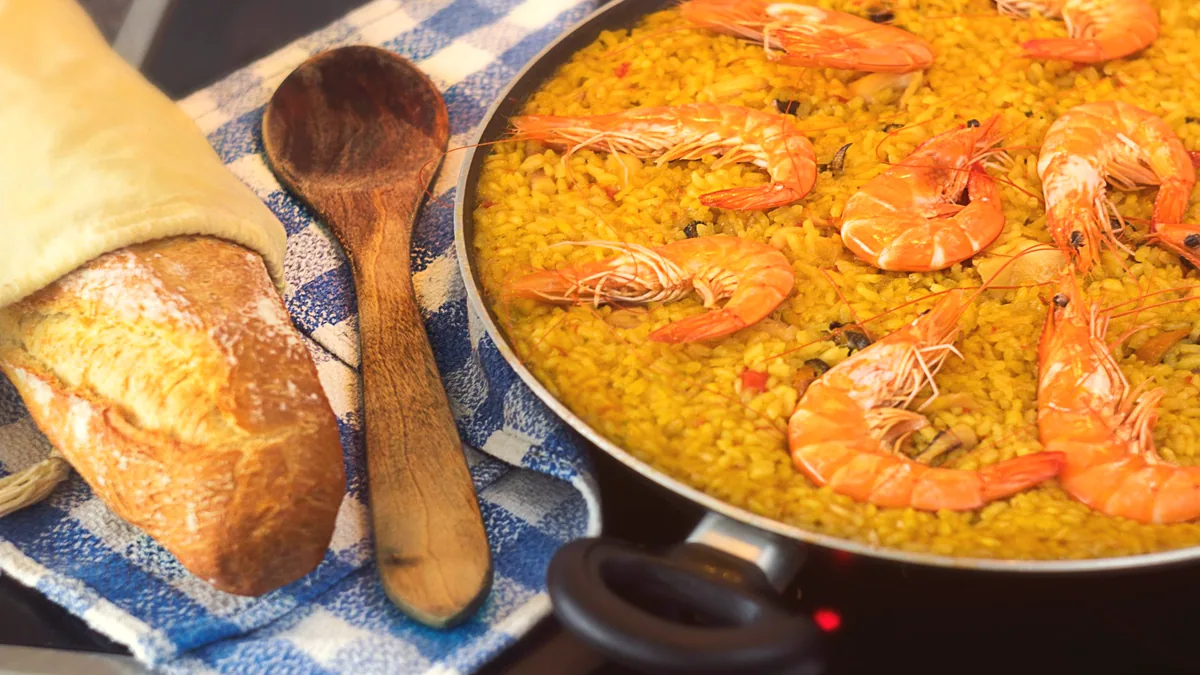 Una cazuela honda de arroz caldoso con marisco.