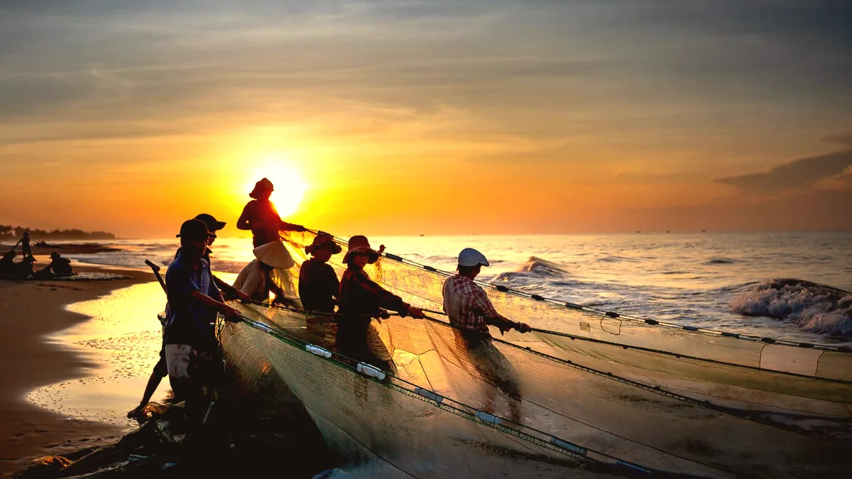 Las redes de un arte de pesca recogidas junto al barco.
