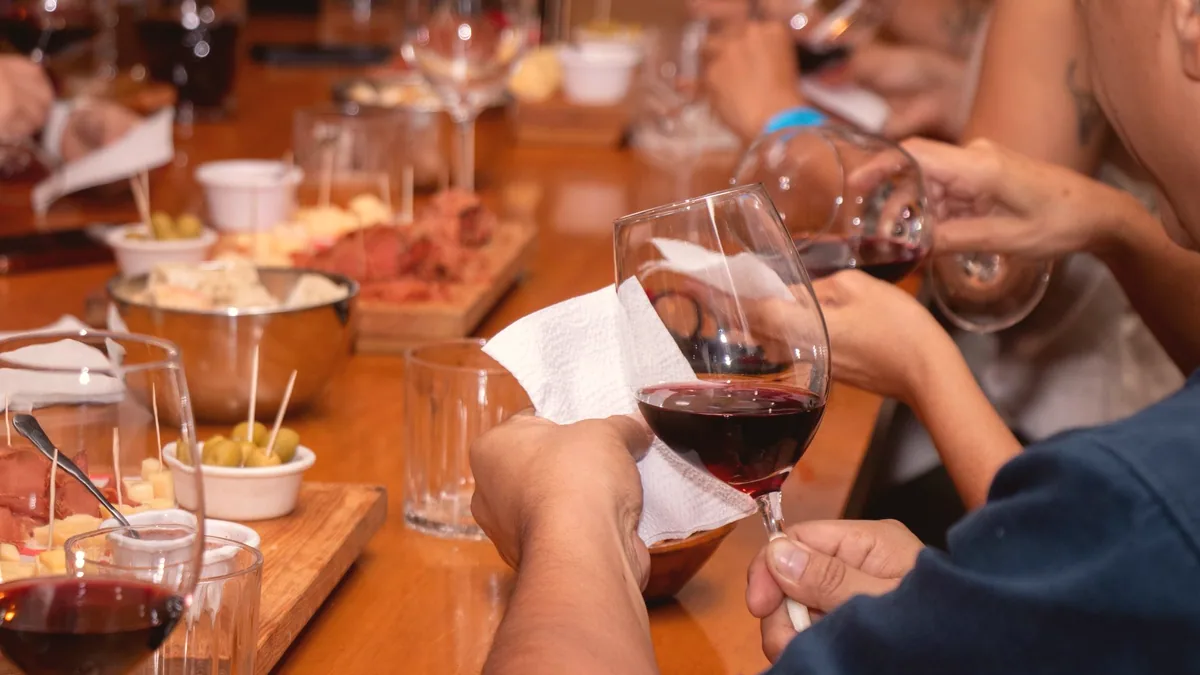 Copas servidas sobre la mesa, junto a la comida.