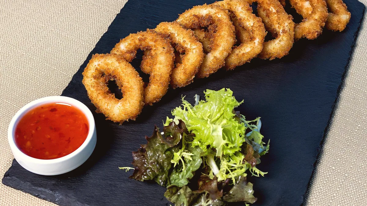 Anillas de cefalopodo enharinadas y fritas.