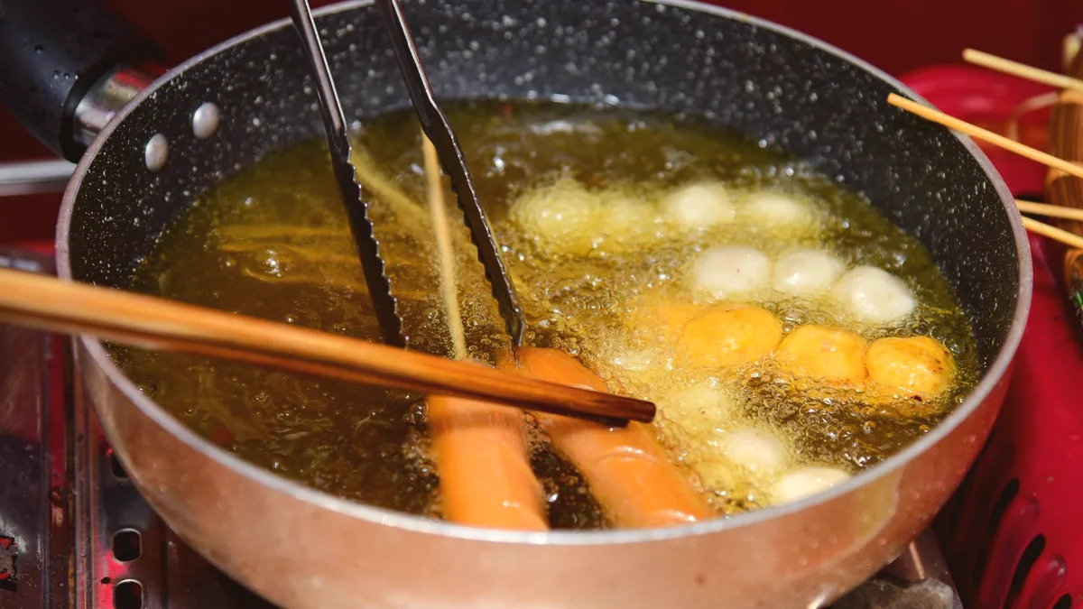 Aceite caliente en la sartén, el momento en que se hace la fritura.