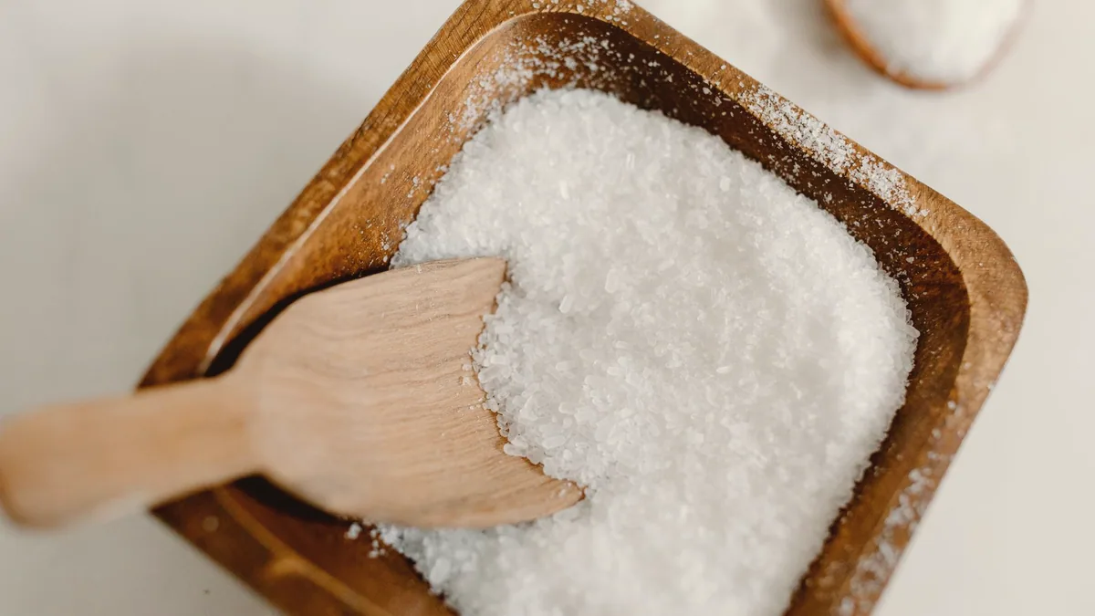 La sal gruesa en la que se entierran las huevas para curarlas.