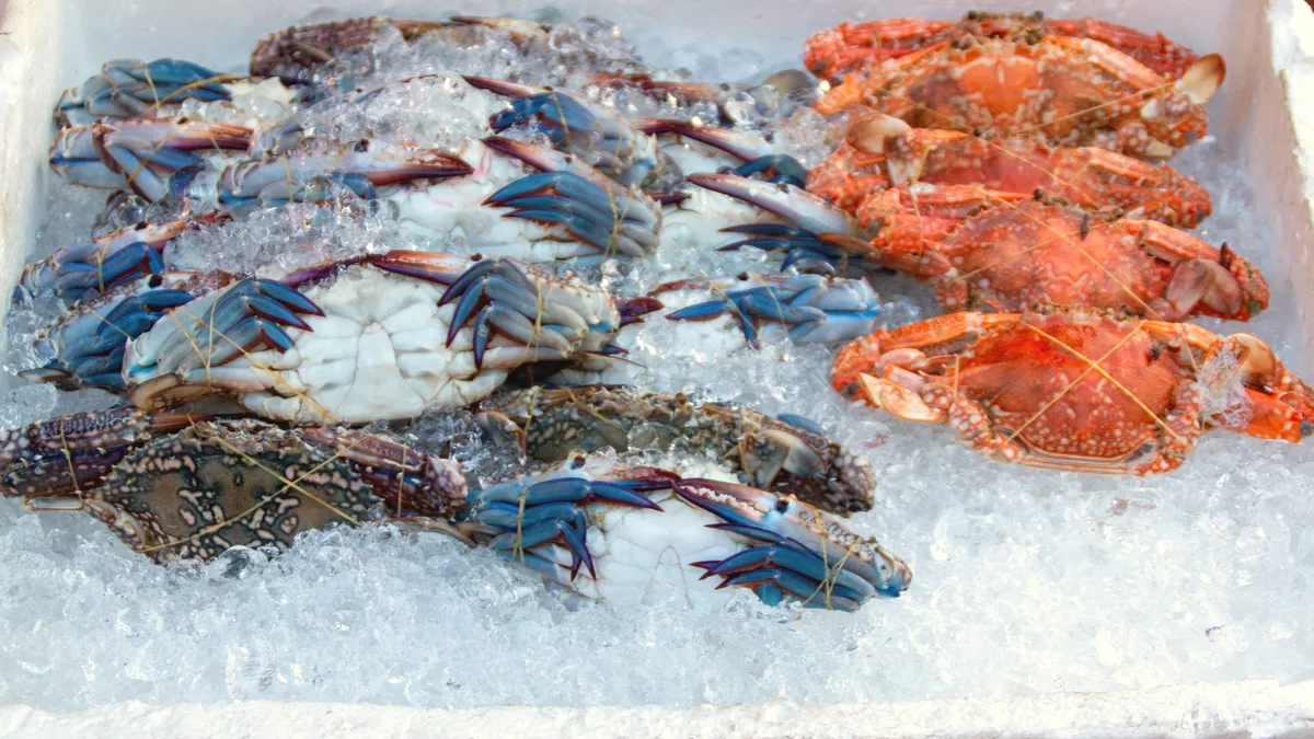 El mostrador de un puesto de pescado en un mercado cubierto.