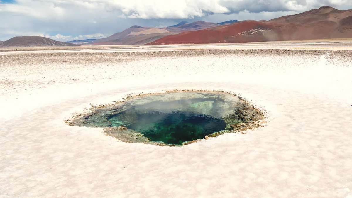 Las balsas de una salina vistas desde arriba, donde el agua se convierte en sal.
