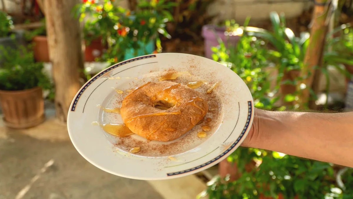Masa frita y bañada en miel, doblada sobre sí misma.