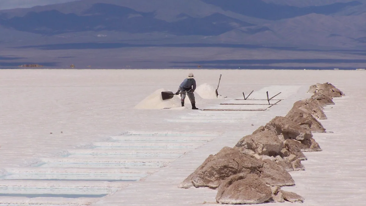 Sal recogida en montón al borde de una salina.