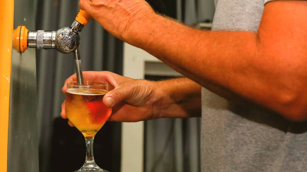 El vino servido directamente de la bota, como se despacha en un tabanco.